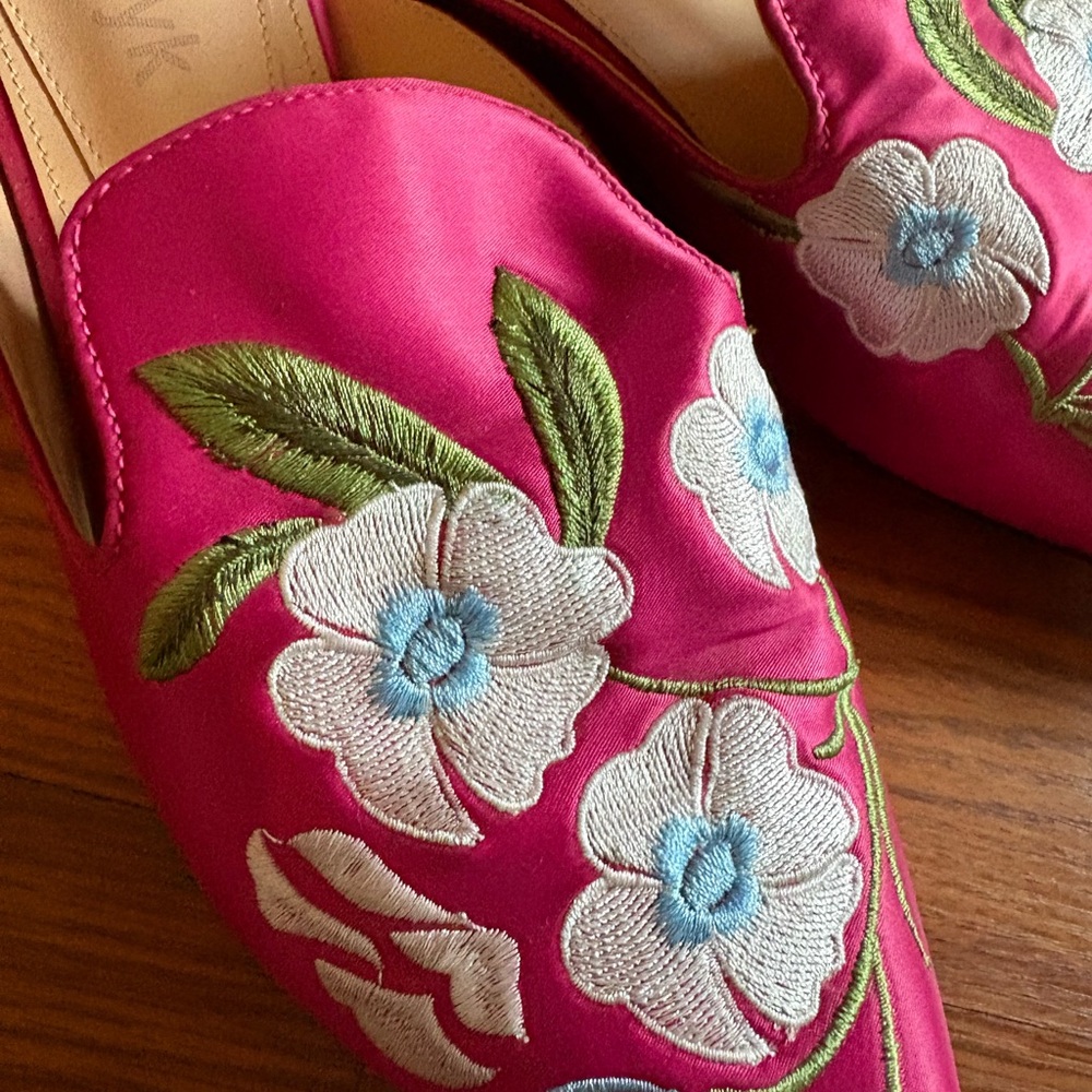 Elegant Floral Embroidered Women's Mules - Picture 2 of 7